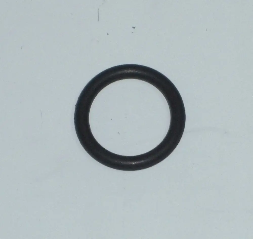 Schwarzer O-Ring auf weißem Hintergrund, passend für Daikin-Produkte, dient als Dichtungselement in Heizungs- oder Klimaanlagen.